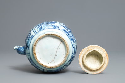 Une verseuse &agrave; vin en porcelaine de Chine en bleu et blanc, Wanli