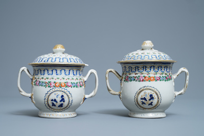 Une paire de bols couverts sur pr&eacute;sentoirs en porcelaine de Chine famille rose, Qianlong