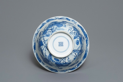 Un bol en porcelaine de Chine en bleu et blanc d&eacute;cor de h&eacute;rons, marque Fu, Kangxi