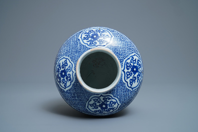 Un vase en porcelaine de Chine en bleu et blanc, dat&eacute; 1587, marque et &eacute;poque de Wanli