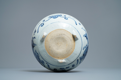 Een grote Chinese blauw-witte driepotige wierookbrander, Ming