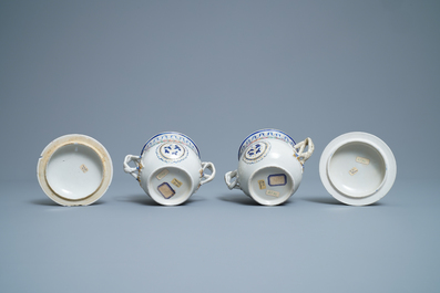 Une paire de bols couverts sur pr&eacute;sentoirs en porcelaine de Chine famille rose, Qianlong