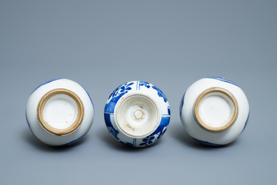 Drie Chinese blauw-witte sprenkelaars voor de Islamitische markt, Kangxi