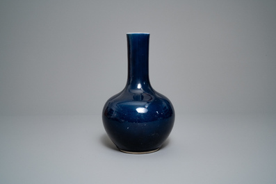 Een monochrome Chinese 'sacrificial blue' flesvormige vaas, Qianlong merk en periode