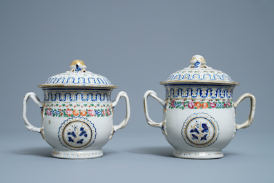 Une paire de bols couverts sur pr&eacute;sentoirs en porcelaine de Chine famille rose, Qianlong