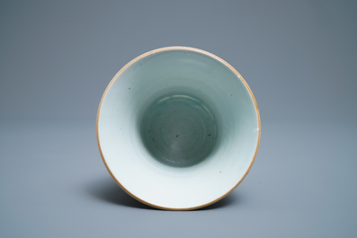 Un pot &agrave; pinceaux en porcelaine de Chine en bleu et blanc, &eacute;poque Transition