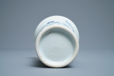 Un pot &agrave; pinceaux en porcelaine de Chine en bleu et blanc, &eacute;poque Transition