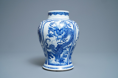 Un vase en porcelaine de Chine en bleu et blanc &agrave; d&eacute;cor de dragons, Kangxi