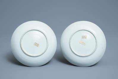 Une paire de bols couverts sur pr&eacute;sentoirs en porcelaine de Chine famille rose, Qianlong