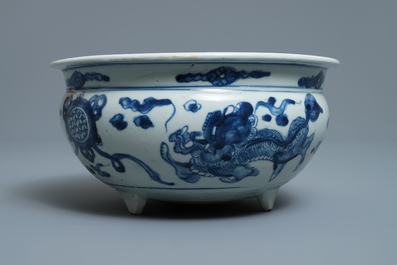 Een grote Chinese blauw-witte driepotige wierookbrander, Ming