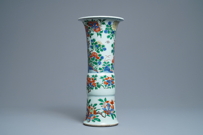 Un vase de forme gu en porcelaine de Chine wucai, Shunzhi