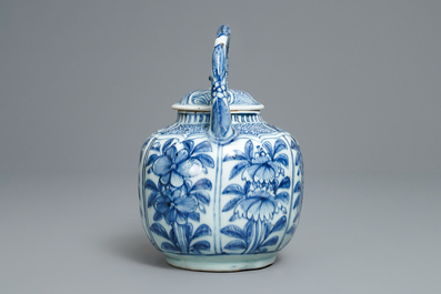 Une verseuse &agrave; vin en porcelaine de Chine en bleu et blanc, Wanli