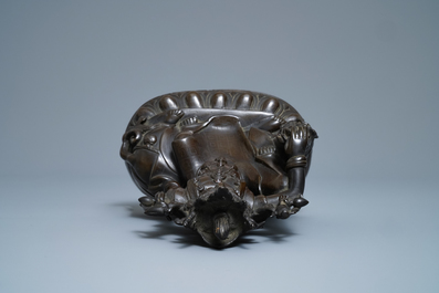 Une figure de Guanyin sur un dragon en bronze incrust&eacute; d'argent, marque de Shisou, 18/19&egrave;me