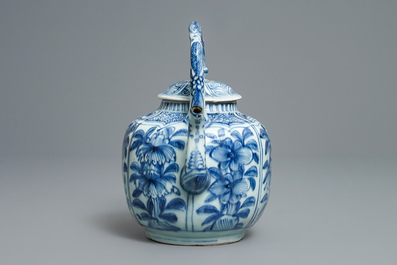 Une verseuse &agrave; vin en porcelaine de Chine en bleu et blanc, Wanli