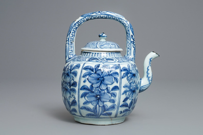 Une verseuse &agrave; vin en porcelaine de Chine en bleu et blanc, Wanli