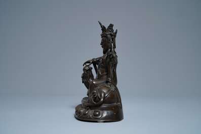 Une figure de Guanyin sur un dragon en bronze incrust&eacute; d'argent, marque de Shisou, 18/19&egrave;me