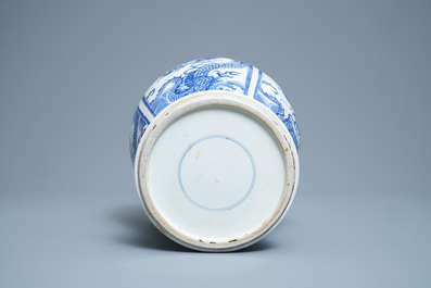 Un vase en porcelaine de Chine en bleu et blanc &agrave; d&eacute;cor de dragons, Kangxi