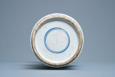 Un vase de forme yenyen en porcelaine de Chine en bleu et blanc, Kangxi