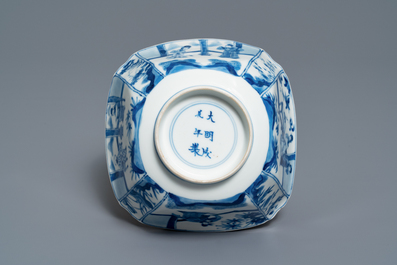 Een Chinese blauw-witte vierkante kom, Chenghua merk, Kangxi