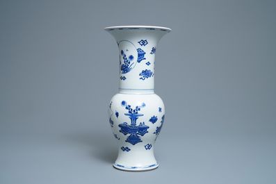 Un vase de forme yenyen en porcelaine de Chine en bleu et blanc, Kangxi