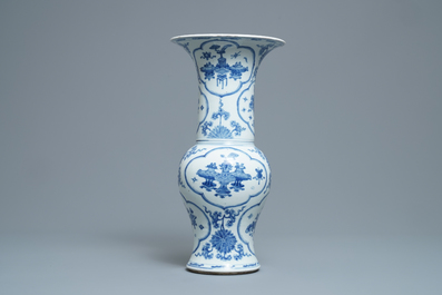 Un vase de forme yenyen en porcelaine de Chine en bleu et blanc, Kangxi