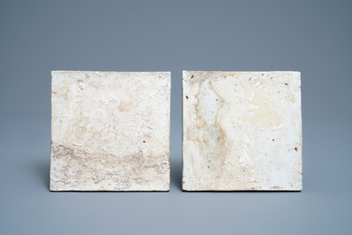 Een paar Chinese blauw-witte tegels met vissers, Kangxi