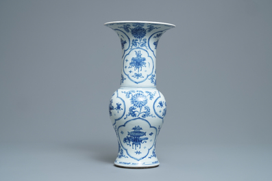 Un vase de forme yenyen en porcelaine de Chine en bleu et blanc, Kangxi
