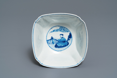 Een Chinese blauw-witte vierkante kom, Chenghua merk, Kangxi