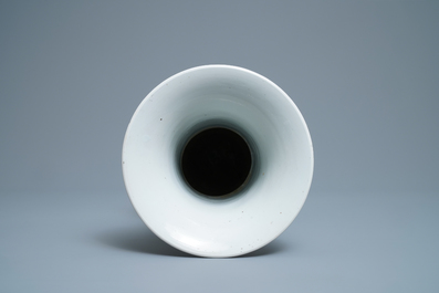 Un vase de forme yenyen en porcelaine de Chine en bleu et blanc, Kangxi