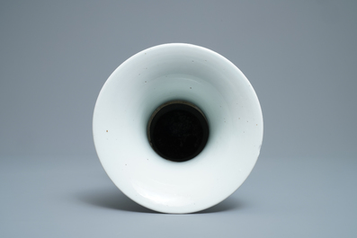 Un vase de forme yenyen en porcelaine de Chine en bleu et blanc, Kangxi