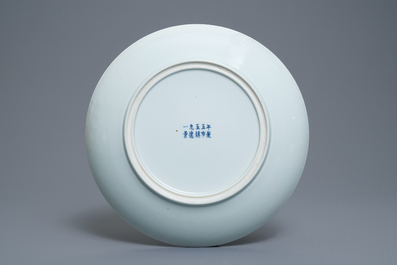Un plat en porcelaine de Chine en bleu et blanc, marque de Jingdezhen et dat&eacute; 1955