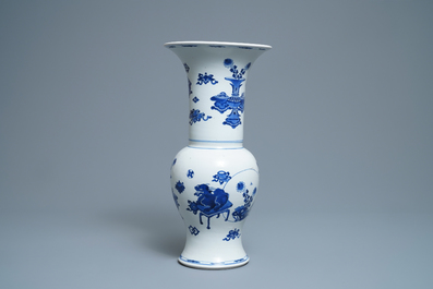 Un vase de forme yenyen en porcelaine de Chine en bleu et blanc, Kangxi