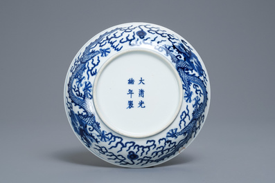 Een Chinees blauw-wit 'draken' bord, Guangxu merk en periode