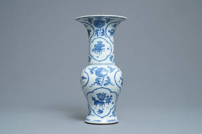 Un vase de forme yenyen en porcelaine de Chine en bleu et blanc, Kangxi