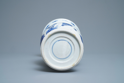 Un vase de forme yenyen en porcelaine de Chine en bleu et blanc, Kangxi