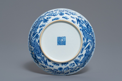 Een Chinees blauw-wit 'draken' bord, Qianlong merk en periode