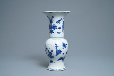 Un vase de forme yenyen en porcelaine de Chine en bleu et blanc, Kangxi