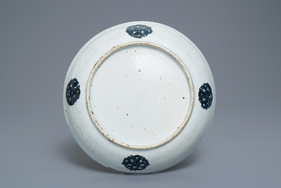 Un plat en porcelaine de Chine en bleu et blanc &agrave; d&eacute;cor de grues, Jiajing