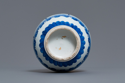 Een Chinese blauw-witte flesvormige vaas, Kangxi