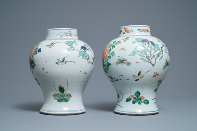 Une paire de vases en porcelaine de Chine famille verte, Kangxi
