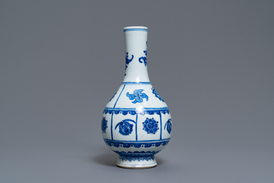 Een Chinese blauw-witte flesvormige vaas, Kangxi