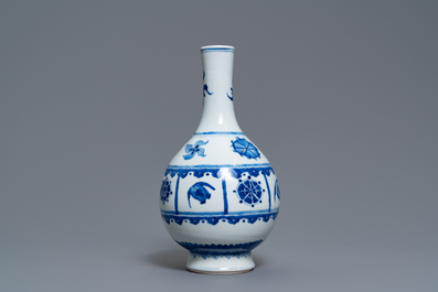 Een Chinese blauw-witte flesvormige vaas, Kangxi