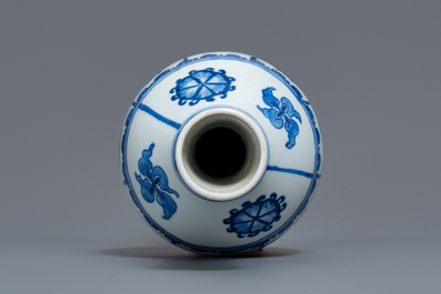 Een Chinese blauw-witte flesvormige vaas, Kangxi