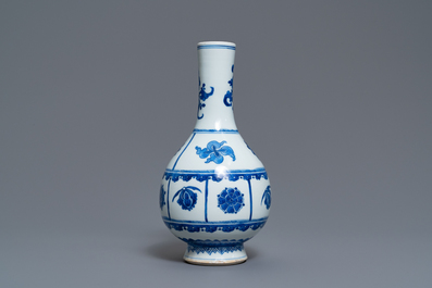 Een Chinese blauw-witte flesvormige vaas, Kangxi