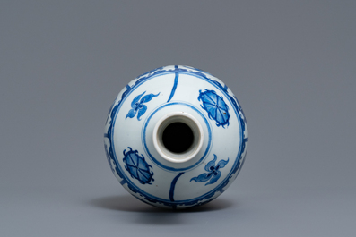 Een Chinese blauw-witte flesvormige vaas, Kangxi