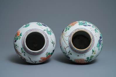 Une paire de vases en porcelaine de Chine famille verte, Kangxi