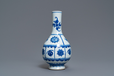 Een Chinese blauw-witte flesvormige vaas, Kangxi