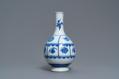 Een Chinese blauw-witte flesvormige vaas, Kangxi