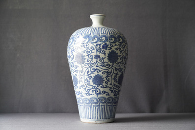 Un vase imp&eacute;rial de forme meiping en porcelaine de Chine bleu et blanc, marque et &eacute;poque de Wanli