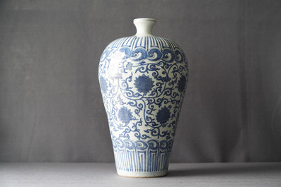 Un vase imp&eacute;rial de forme meiping en porcelaine de Chine bleu et blanc, marque et &eacute;poque de Wanli